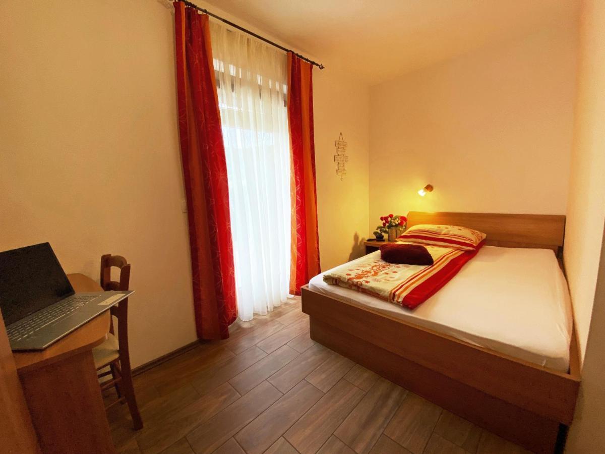 Guesthouse Mesec Zaplana Vrhnika Luaran gambar