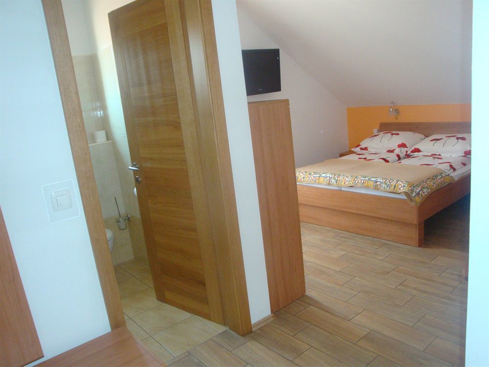 Guesthouse Mesec Zaplana Vrhnika Luaran gambar