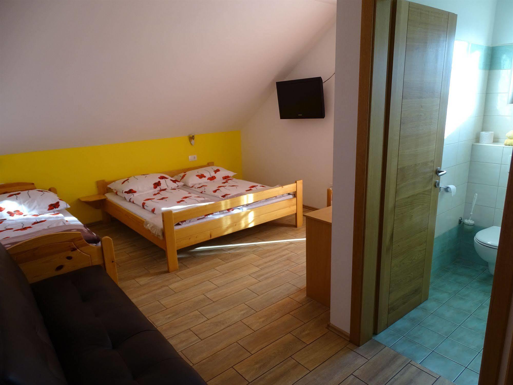 Guesthouse Mesec Zaplana Vrhnika Luaran gambar