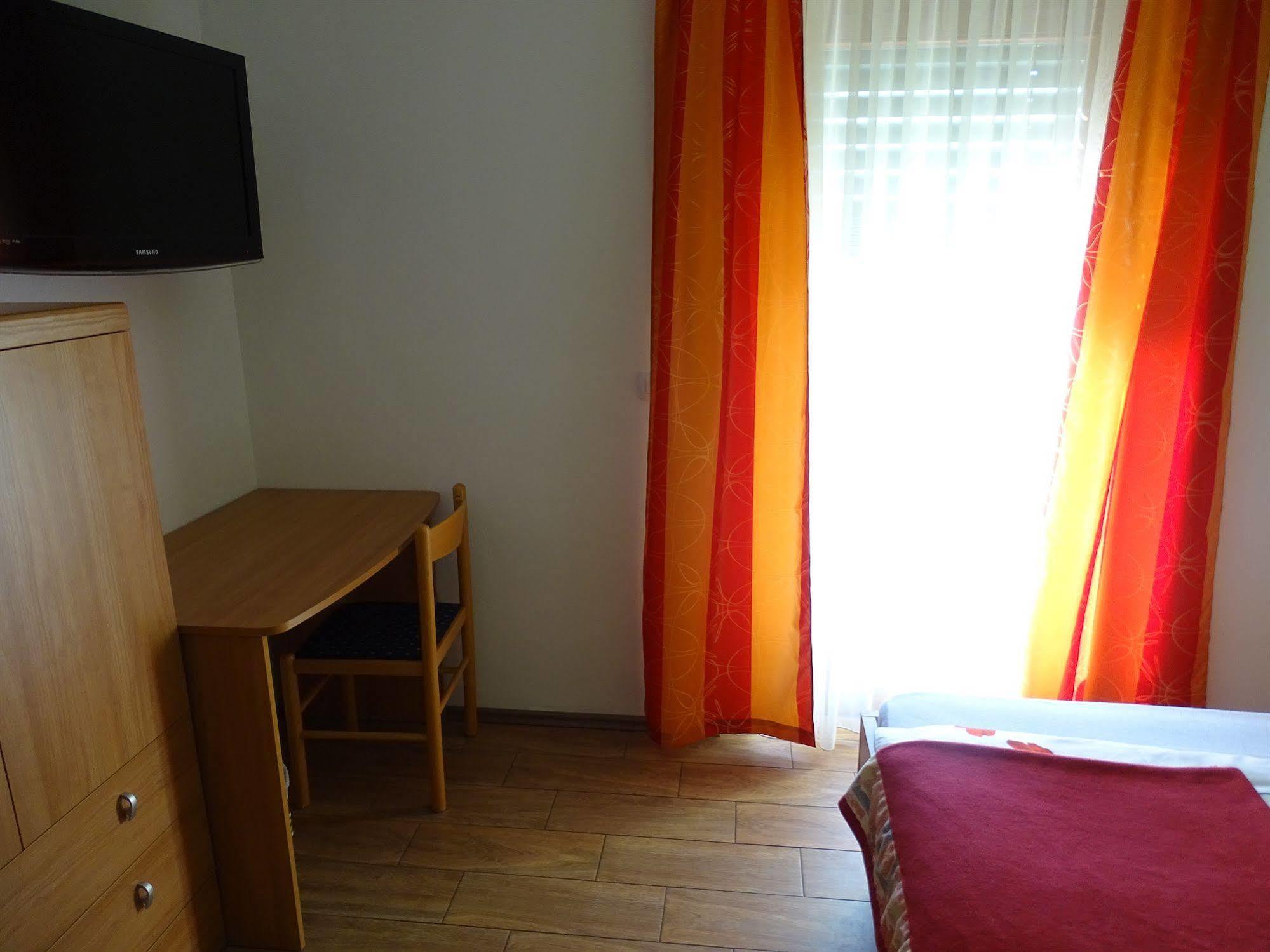 Guesthouse Mesec Zaplana Vrhnika Luaran gambar