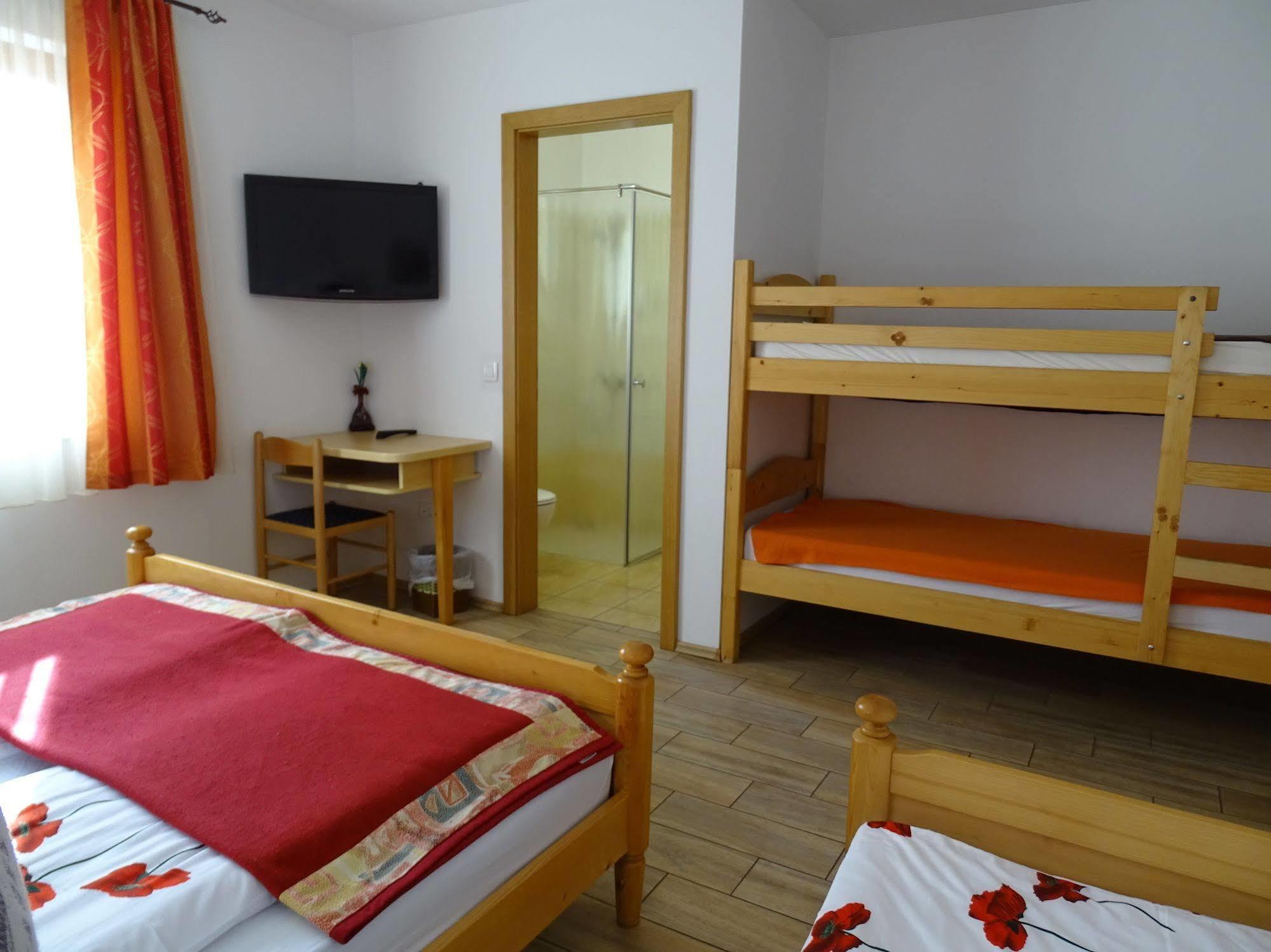 Guesthouse Mesec Zaplana Vrhnika Luaran gambar