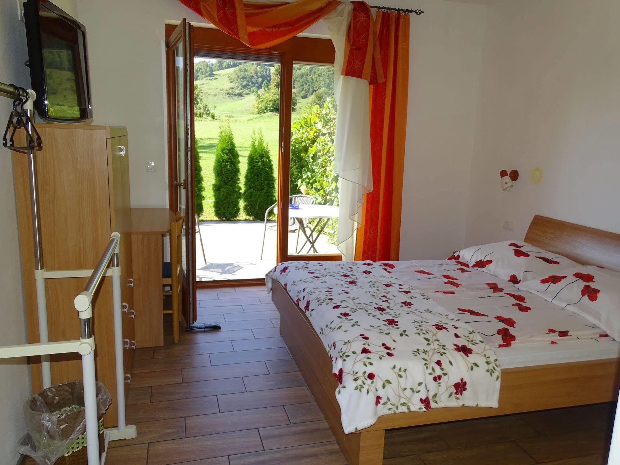 Guesthouse Mesec Zaplana Vrhnika Luaran gambar